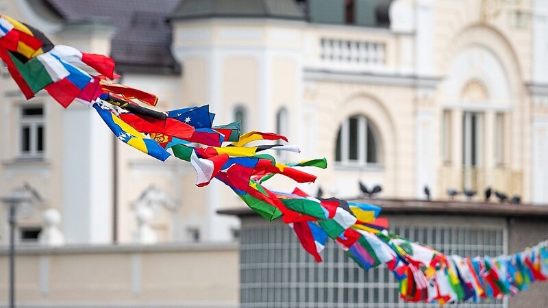 Als Symbol der Interkulturellen Wochen sind auch in diesem Jahr wieder zahlreiche Flaggen vor dem Maxwehr hin zum Haus International gespannt.