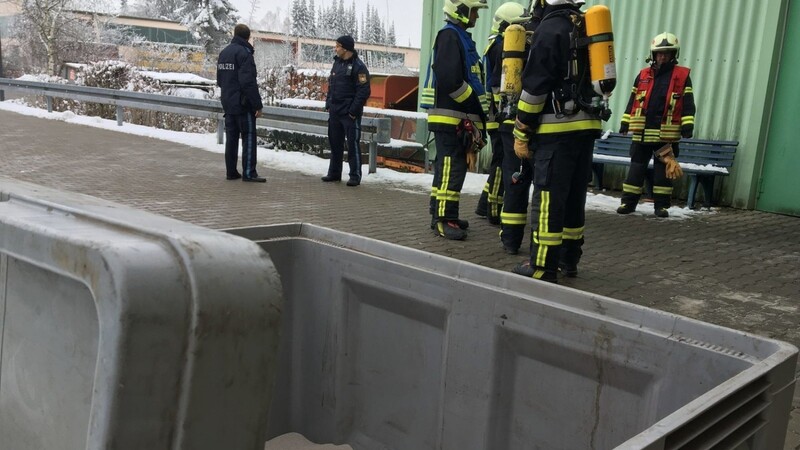 Der Akku einer Maschine hat am Donnerstag einen Feuerwehreinsatz in einer Produktionshalle in Straubing ausgelöst.