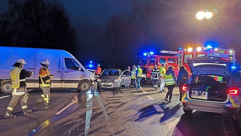 An dem Unfall auf der Aldi-Kreuzung an der Nordgaustraße waren drei Fahrzeuge beteiligt.