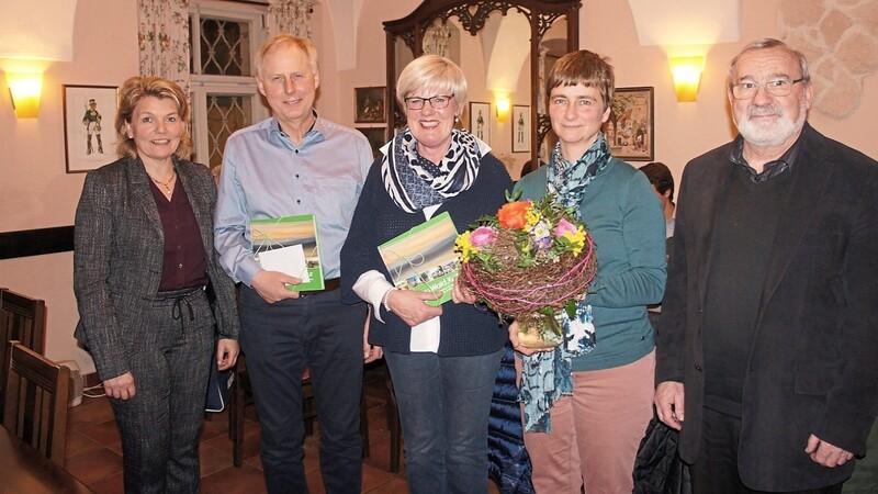 Elisabeth Kerscher (links), Pfarrer Franz Matok (rechts) und Gerlinde Striegl (Mitte) bedankten sich bei Andrea und Hubert Scheck.
