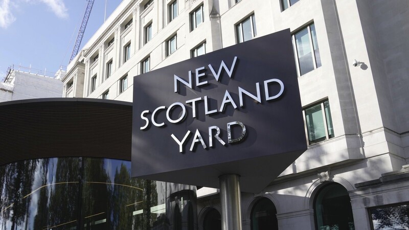 Das Schild von New Scotland Yard, dem Hauptsitz der Londoner Metropolitan Police. Nachdem ein Polizist in Großbritannien nach einem tödlichen Schuss wegen Mordes angeklagt worden ist, gibt es nun Protest innerhalb der Londoner Polizei. Einem BBC-Bericht zufolge sollen mehr als 100 Einsatzkräfte ihre Erlaubnis zum Tragen von Waffen vorübergehend abgegeben haben.