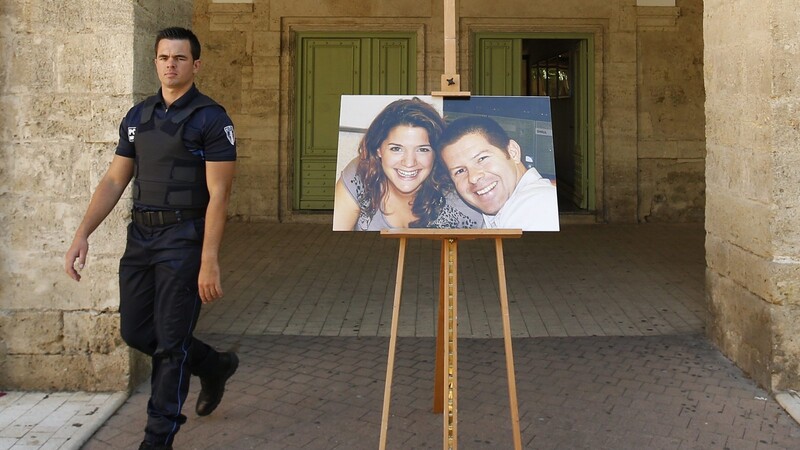 Der französische Polizist Jean-Baptiste Salvaing und seine Frau auf einem Gedenkbild. Beide wurden von einem IS-Attentäter im Juni 2016 erstochen.