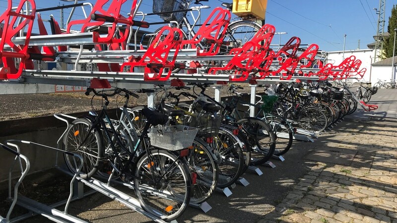 Bis zu 40 Fahrräder haben in der neuen Doppelstockanlage am Bahnhof Platz.