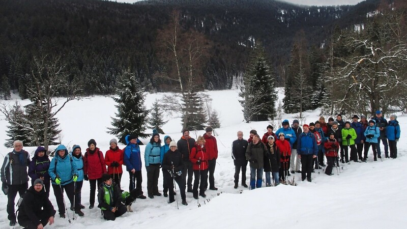 Wanderauftakt zum 25-jährigen Bestehen des Eschlkamer Wanderprogramms mit 40 Wanderfreunden.