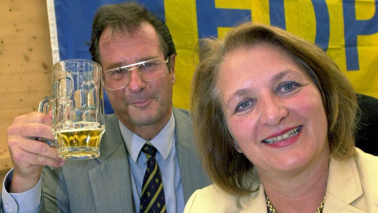 2002: Sabine Leutheusser-Schnarrenberger (rechts) und Klaus Kinkel (links) auf dem Gillamoos-Volksfest im niederbayerischen Abensberg.