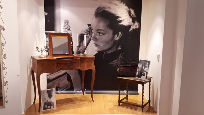 Eine Präsentation von Möbeln, die das Auktionshaus Ruef für die Romy-Schneider-Versteigerung arrangiert hat.