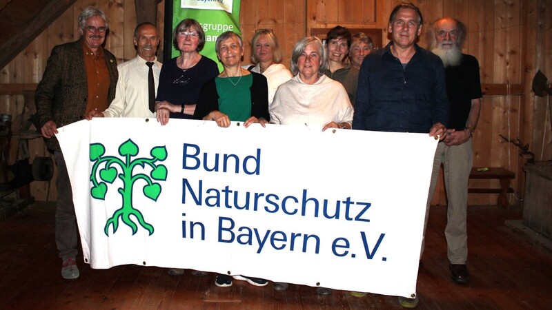 Vorsitzender Robert Kurzmann (Zweiter von links) führt weiterhin den Kreisverband des Bund Naturschutz. Dazu gratuliert auch Landesvorsitzender Richard Mergner (links).