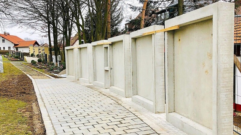 Hier sollen nach dem Winter die Tafeln angebracht werden. Die Baufirma-Kolbeck hat die Gedenkstelle in den vergangenen Tagen in Zusammenarbeit mit dem städtischen Bauhof gefertigt.