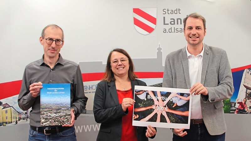 Stadtarchivar Manfred Niedl (v.l.), Stadtkämmerin Gerlinde Radspieler und Bürgermeister Matthias Kohlmayer präsentierten die Aktion.