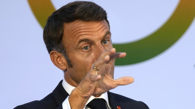 Emmanuel Macron, spricht auf einer Pressekonferenz zum Abschluss des G20-Gipfels. Klimaschutz ist zentrales Thema des Präsidenten von Frankreich. Am Montag stellte er seinen Klimaplan vor.