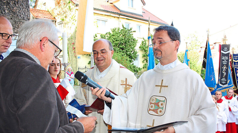 Kirchenpfleger Markus Hahn übergab dem neuen Pfarrer Adolf Schöls den Schlüssel zur Kirchentür.