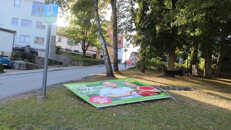 Das Plakat wurde umgeworfen, den Sachschaden schätzt die Polizei auf rund 200 Euro