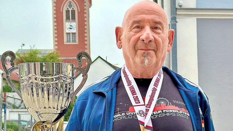 Großer Pokal für eine noch größere Leistung: Heinz Mihoubi (75) mit seiner Trophäe und der WM-Medaille.