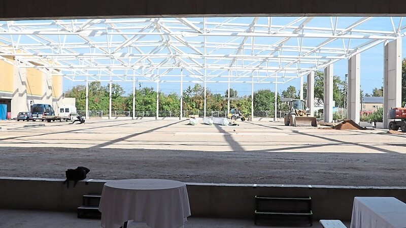 Ein Blick auf die Leichtathletikhalle aus dem zukünftigen Kraftraum der Sportanlage.
