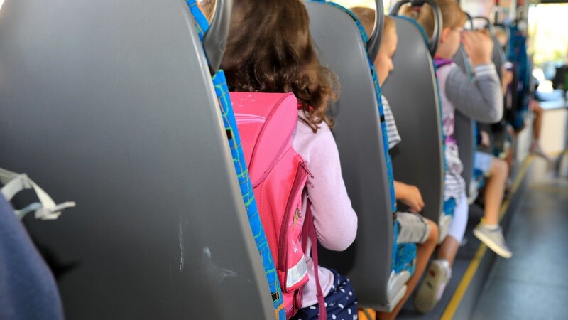 Kinder in einem Schulbus. Kindergartenkinder dürfen nur unter ganz bestimmten Bedingungen mitfahren.