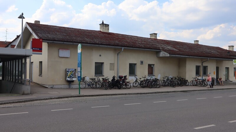 Der Moosburger Stadtrat entschied am Montag in seiner Sitzung, dass das Bahnhofsgebäude eine Komplettsanierung erfahren wird. Dabei ist mit Kosten von über 3 Millionen Euro zu rechnen.