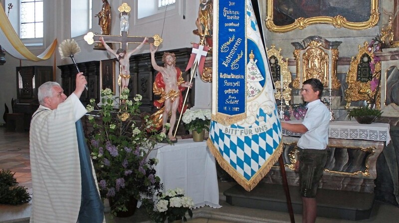 Die für rund 1.000 Euro restaurierte Vereinsfahne erhielt beim Jahrtag den kirchlichen Segen.
