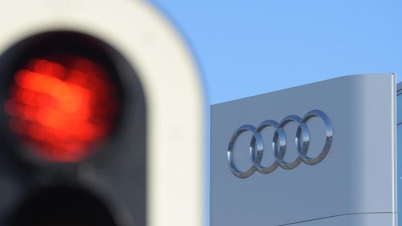 Audi gegen Ampel - bei dem Crash nahmen laut Polizei beide "Kontrahenden" erheblichen Schaden. (Symbolbild)