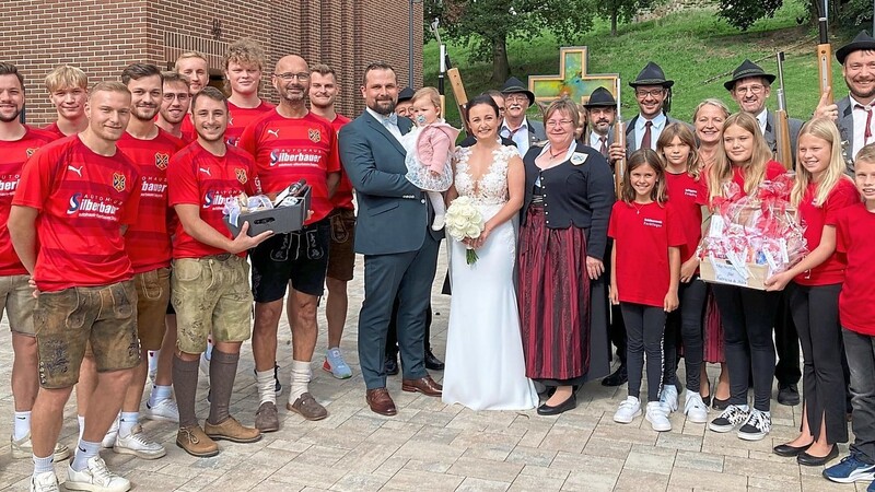Der Schützenverein Pachlinger und der 1. FC Bad Kötzting gratulieren Patricia und Alexander Kracun zur Hochzeit. Tochter Romy empfängt am großen Tag ihrer Eltern die Taufe.