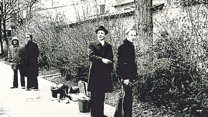Am 21. März 1980 macht sich Oberstaatsanwalt Klaus Pfannschmidt (2. v. r. ) ein erstes Bild vom Tatort. Hauptkommissar Josef Lettl (rechts) zeigt ihm die Stelle, an der Gertrud Kalweit ermordet worden ist.