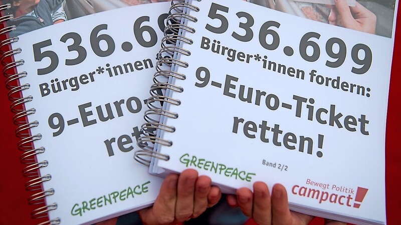 Aktivisten präsentieren die Petition " 9-Euro-Ticket retten!". Ein Bündnis lokaler und überregionaler Organisationen hatte im Oktober vergangenes Jahr in Berlin anlässlich der Verkehrsministerkonferenz demonstriert. Gefordert wurde eine Nachfolge für das 9-Euro-Ticket. Die Nachfolge kommt ab 1. Mai, aber aus 9 wurden 49 Euro.