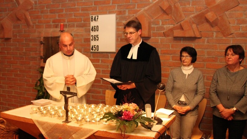 Pater Paul Binkowski und Pfarrer Matthias Frör zelebrierten die Gedenkfeier gemeinsam.