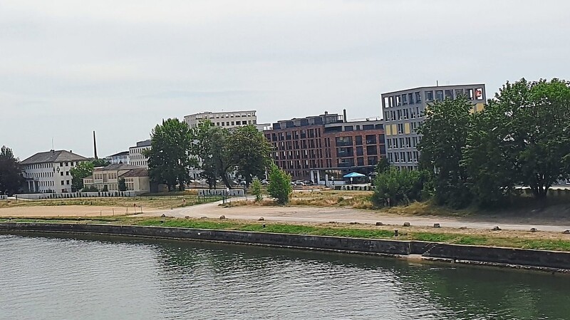 Hier am Donauufer wird es künftig Freiflächen zum Spielen und Ausruhen geben.