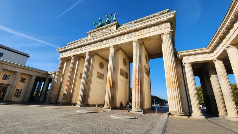 Am 17. September hatten Aktivisten der Letzten Generation die sechs Säulen des Berliner Wahrzeichens mit orangener Farbe besprüht.