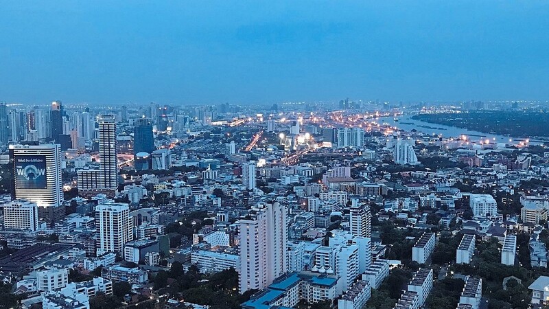 In der Abenddämmerung Bangkoks erwacht das Meer aus Lichtern zum Leben.