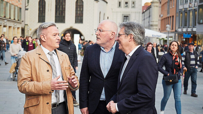 EU-Kommissionsvize Frans Timmermans (M.) besucht mit Horst Arnold (l.), SPD-Fraktionschef im bayerischen Landtag, und dem SPD-Bundestagsabgeordneten Achim Post den Münchner Marienplatz.