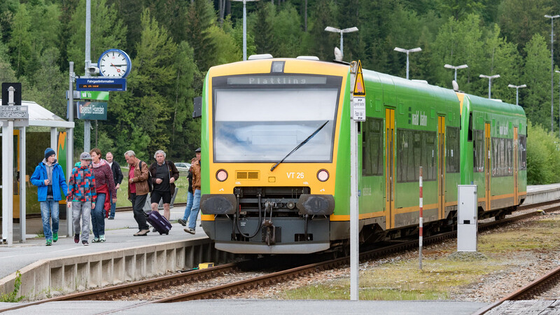 Ein Personenzug der Waldbahn steht im Grenzbahnhof in Bayerisch Eisenstein (Bayern) an der deutsch-tschechischen Grenze. (Archiv