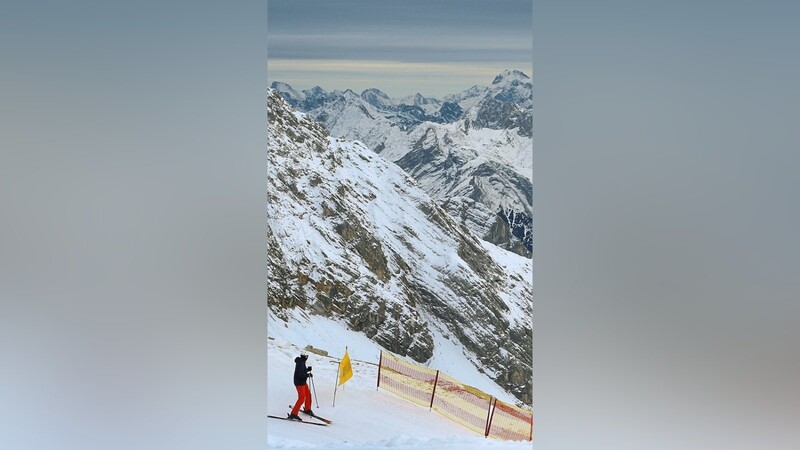 Ein Skifahrer startet am Freitag auf der Zugspitze vor dem Panorama der Alpen in eine seiner ersten Abfahrten der neuen Saison.