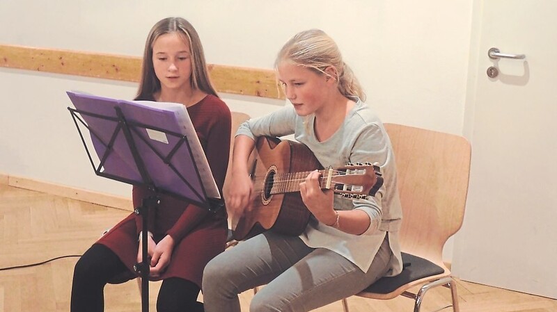 Nina Scheuer und Claudia Weigl (Gitarre) wirkten bei der Adventfeier der KF musikalisch mit.