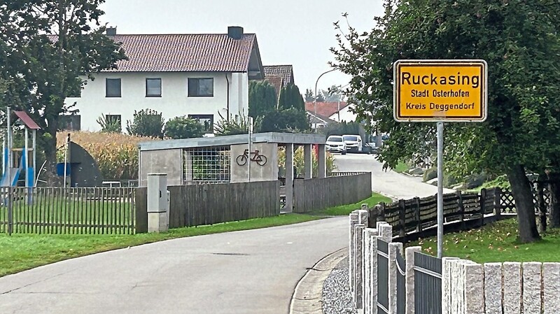 In Ruckasing hat sich der Radverkehr deutlich erhöht, nicht zuletzt wegen der Radlerrast (l.).