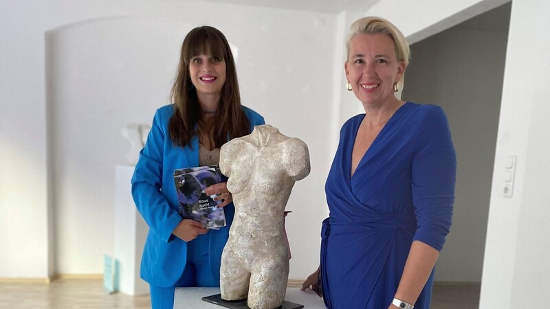 Künstlerin Marion Abate und Stama-Vorsitzende Carola Höcherl-Neubauer: Sie wollen 2024 die 2. "Blaue Nacht" organisieren.