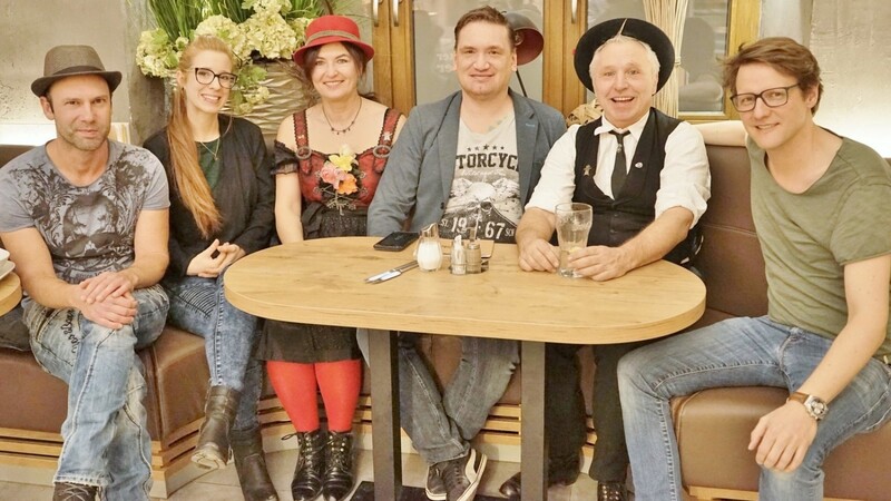 Haben viel Spaß an Comedy: (v. l.) Tobias Öller, Sara Brandhuber, Doro Berauer, Alexander Bachmeier, Rainer Berauer und Bewie Bauer.