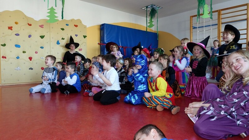 Die Kinder warteten begeistert auf die Zaubervorführung.