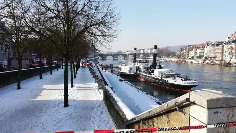 Ein Autofahrer ist am Freitagmittag auf Höhe der Wurstkuchl in die Donau gefahren.