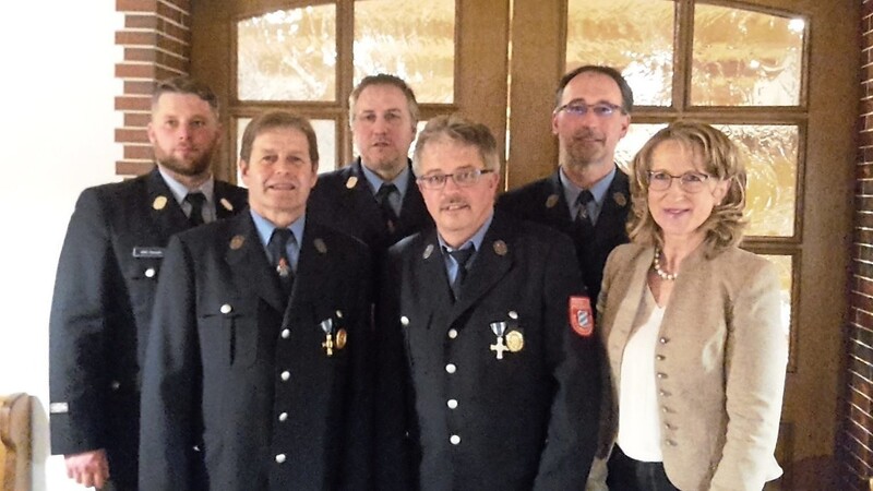 Die neue Vorstandschaft der Feuerwehr mit Bürgermeisterin Monika Maier und Kreisbrandmeister Florian Klement.