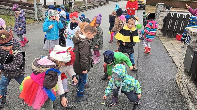 Die Kindergartenkinder feierten ihren eigenen Straßenfasching.