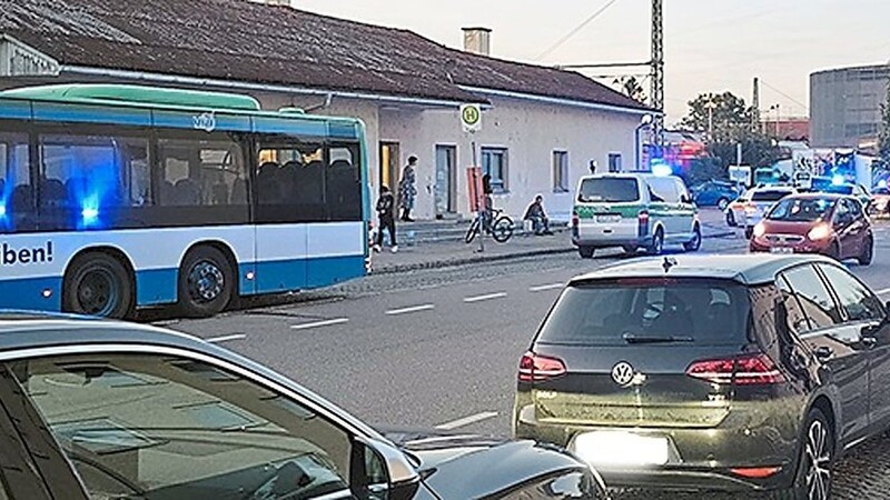 Die Polizei rückte am Donnerstagabend mit einem Großaufgebot zum Moosburger Bahnhof aus - in einem Regionalexpress-Zug war es zu einem Streit gekommen.