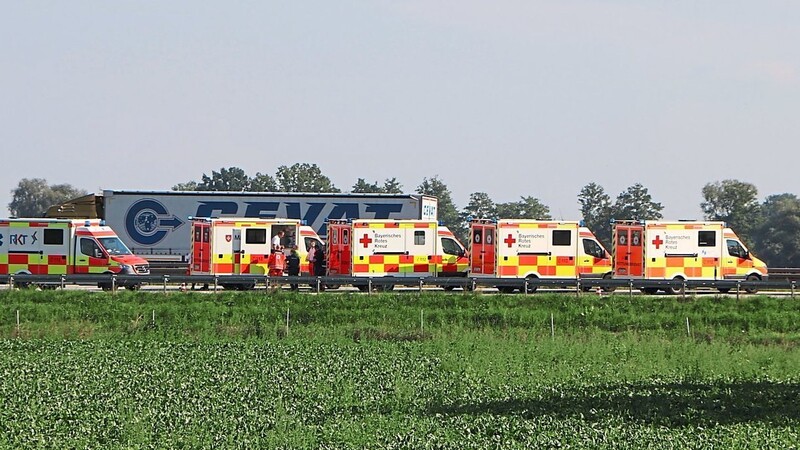 Mit bedauernswerter Regelmäßigkeit strapazieren Unfälle auf der A3 die Kräfte der Rettungsdienste im Raum Wörth. Der Flexi-RTW aus Falkenstein bringt zusätzlichen Schutz in solchen Extremsituationen.
