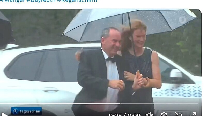 Hubert Aiwanger zeigt auf X, dass er seine Lebensgefährtin Tanja Schweiger bei den Bayreuther Festspielen keineswegs im Regen hat stehenlassen.