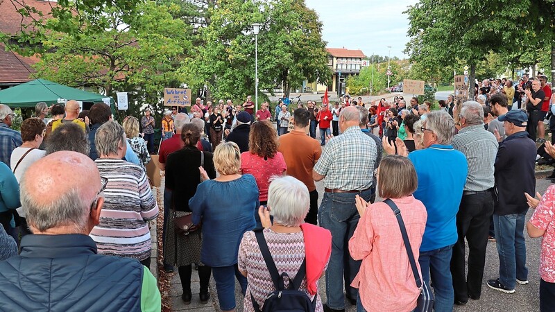 Die Menschen versammelten sich vor dem Rathaus-Areal in Bernhardswald.