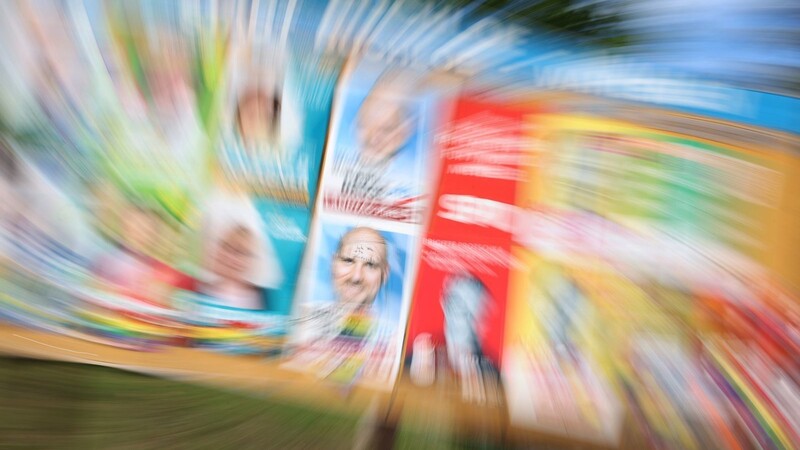 Eine Plakatwand mit Plakaten verschiedener Parteien zur bayerischen Landtagswahl 2023. Am 8. Oktober 2023 wird in Bayern ein neuer Landtag gewählt.