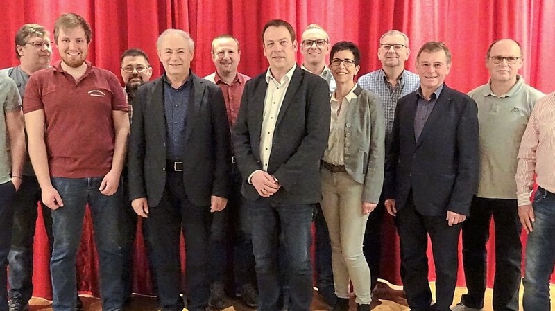 Die wiedergewählte Vorstandschaft um ihren Vorsitzenden Siegfried Lobmeier (Mitte).