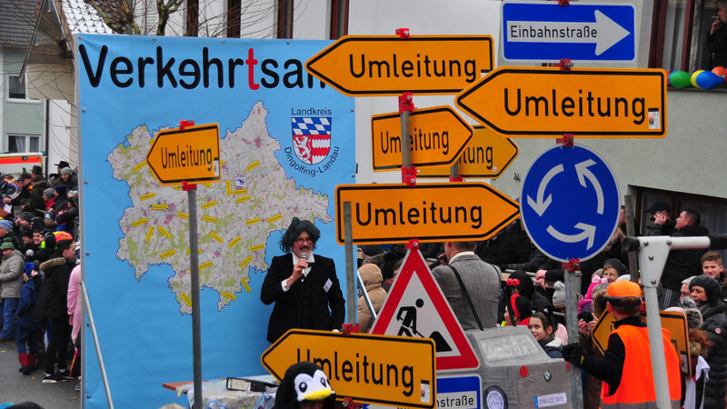 Einen Tag vor Rosenmontag ziehen wieder bunte und aufwendig gestaltete Themenwägen beim traditionellen Umzug durch Teisbachs Straßen.