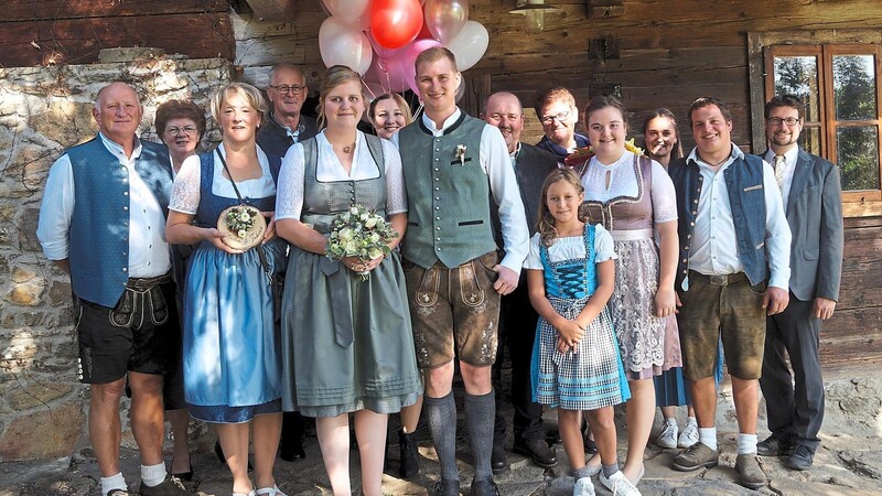 Julia Amberger und Tobias Kettenacker schlossen den Ehebund im Beisein ihrer Familien. Mit im Bild ist Standesbeamter Paul Roßberger.