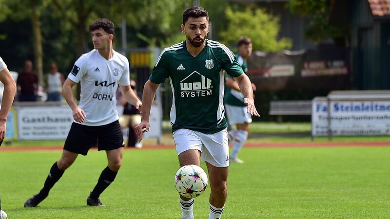 Führt mittlerweile mit elf Treffern die Torschützenliste der Landesliga Mitte an: Osterhofens Ashour Abraham (in grün), der auch in Regenstauf zweimal getroffen hatte.
