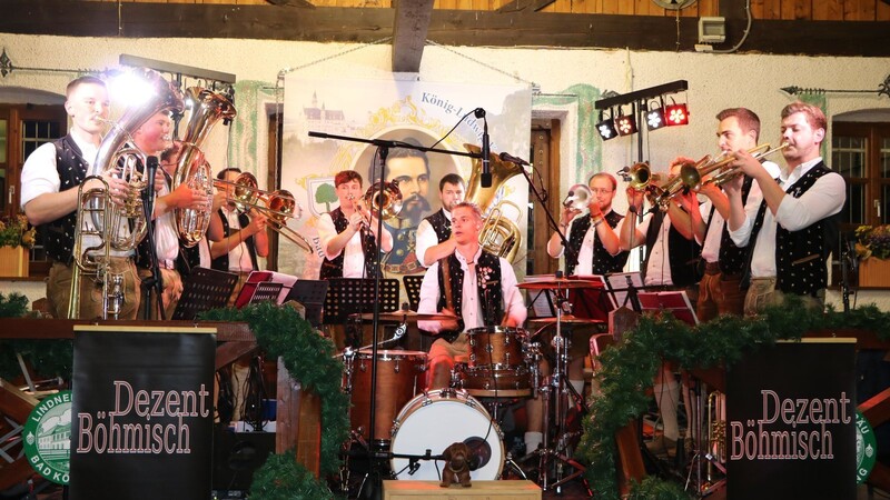 Die Kapelle "Dezent Böhmisch" gastierte und ließ am Samstagabend in der Lindnerfesthalle keine musikalischen Wünsche offen.